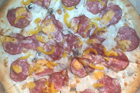 Пицца с салями и грибами