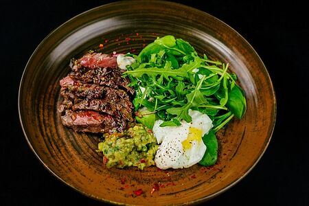 Запеченная говядина с яйцом пашот и гуакамоле