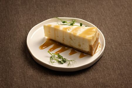 Классический чизкейк с карамельным топпингом