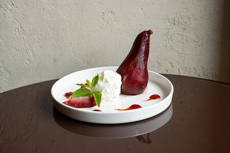 Груша в красном вине с кардамоном