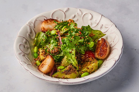 Салат овощной с гребешком в имбирно-кунжутной заправке