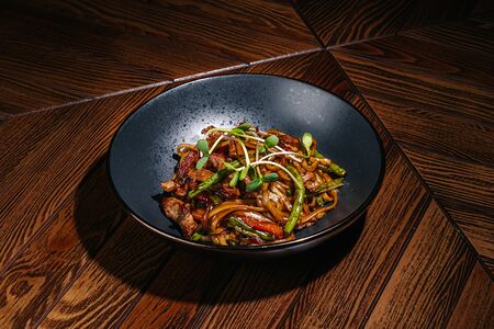 Удон со свининой 