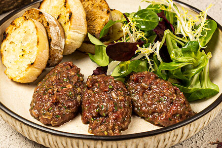 Тартар из говядины с хрустящими тостами