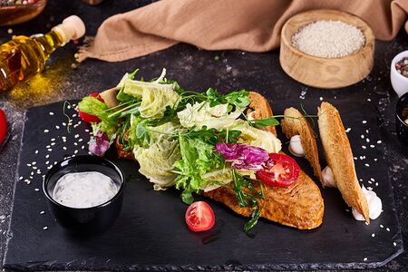 Стейк из индейки с салатом микс