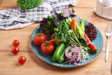 Ассорти из свежих овощей