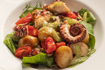 Теплый салат с осьминогом