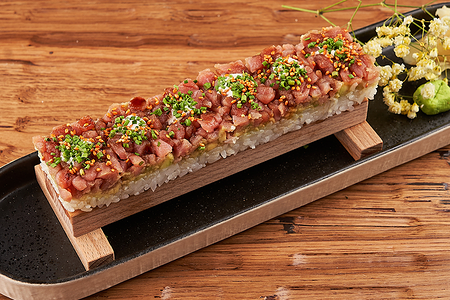 Тунец, гуакамоле, соус спайси понзу