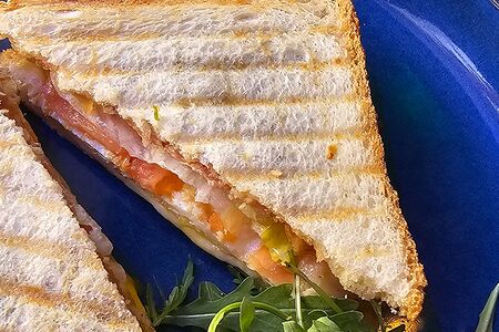 Сэндвич с яичницей и беконом