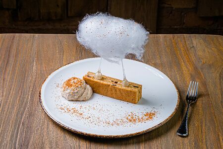 Медовик с черносливом