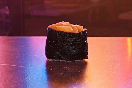 Гункан с лососем