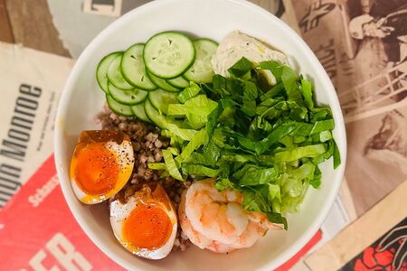 Боул с зеленой гречкой и креветками