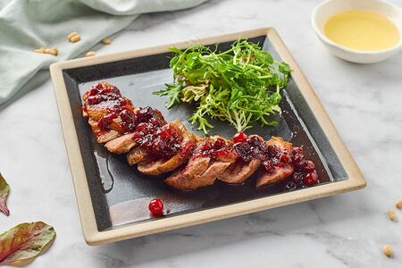 Запеченная утиная грудка с легким салатом и клюквенным соусом