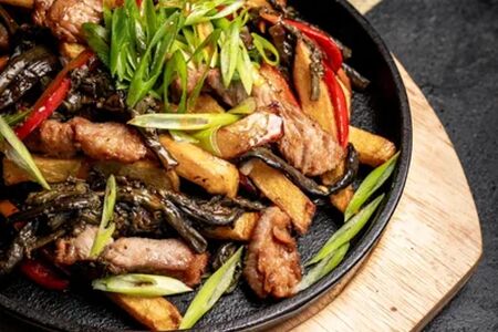 Жареха с картофелем, папоротником и свининой 