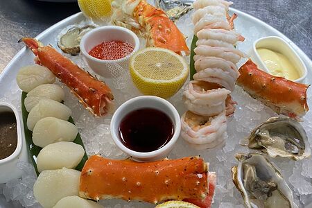 Плато из морепродуктов на льду