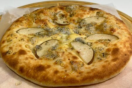 Хачапури с грушей и сыром дорблю 