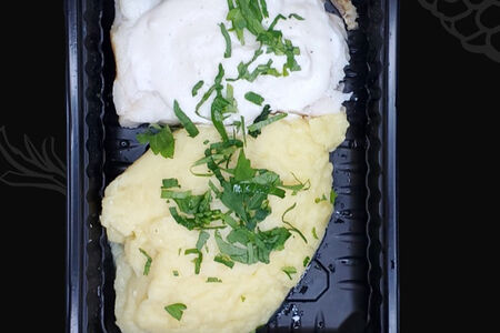 Мятый картофель с минтаем и сметанным соусом