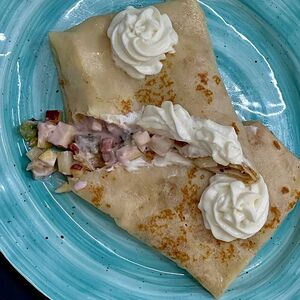 Блин с фруктами и взбитыми сливками