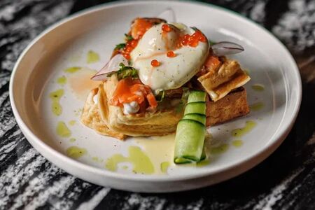 Картофельная вафля с лососем и яйцом пашот