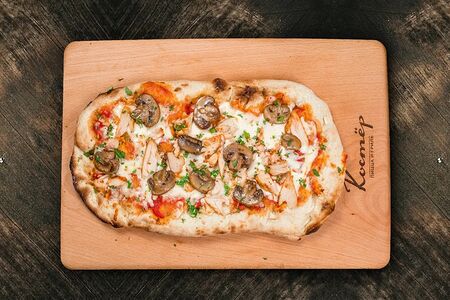 Пинса с куриным филе и шампиньонами 