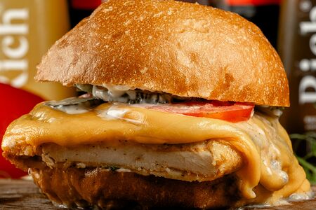 Чикенбургер с фирменным соусом