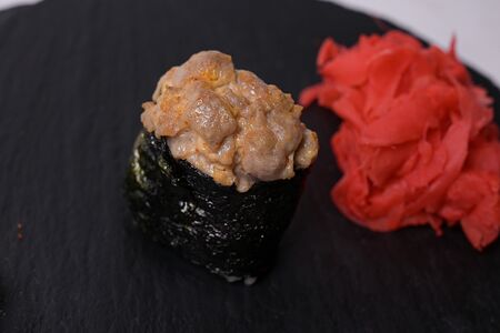 Запеченные суши с тунцом