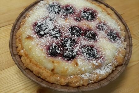 Мини-пирог с творогом и вишней