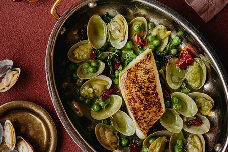 Палтус, вонголе и зеленый горошек