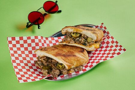 Фили-чиз стейк с рубленой говядиной, овощами и фри