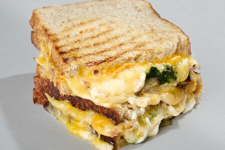 Половина грилд-чиза с индейкой и песто из пекарни Футура