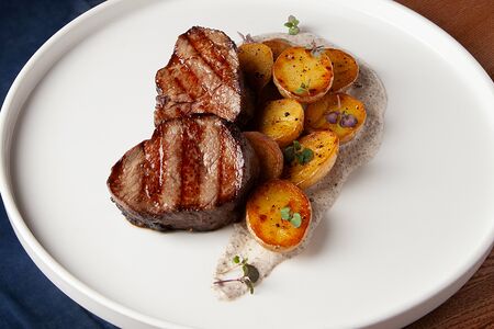 Медальоны с картофелем бейби и грибным соусом