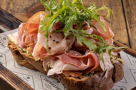 Брускетта с тамбовским окороком