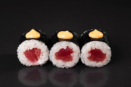 Малый ролл с тунцом и спайси-соусом №5