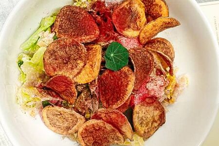 Салат с картофельными чипсами и уткой конфи