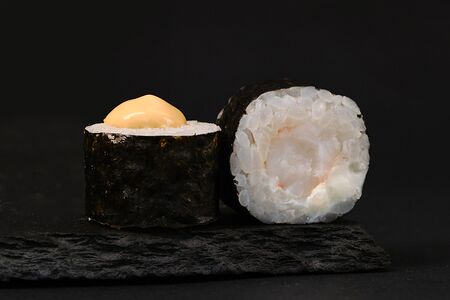 Спайси-ролл с креветкой и сыром