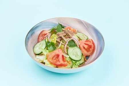 Салат с языком ягненка и свежими овощами