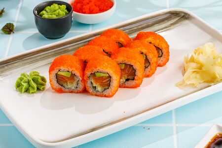 Ролл Калифорния с лососем