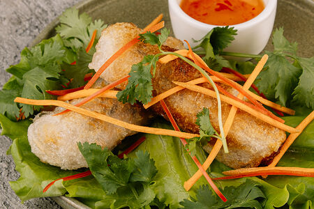 Жареные вьетнамские роллы Немы с креветками, свининой и овощами