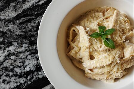 Паста с цыпленком и муссом из белых грибов