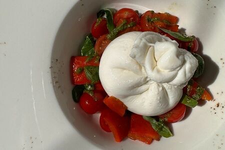 Буррата с печеным перцем