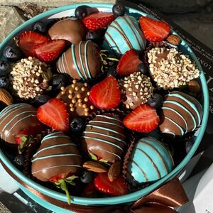 Клубника в бельгийском шоколаде в круглой коробке 