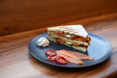 Сэндвич с красной рыбой