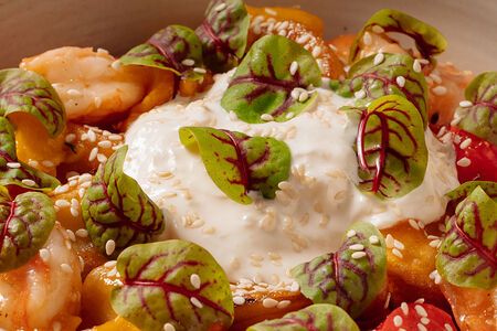 Салат с тигровыми креветками, манго и страчателлой