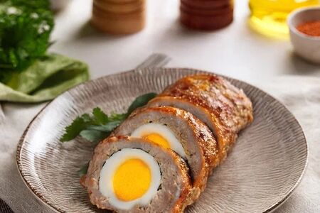Рулет мясной с яйцом и овощами