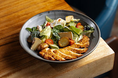 Салат с курицей и сыром камамбер