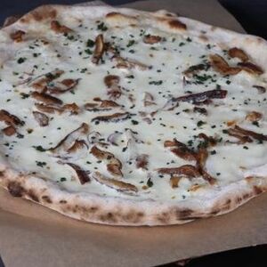 Пицца с белыми грибами