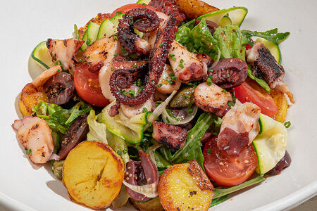 Салат с осьминогом