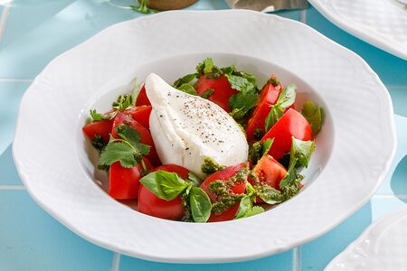 Буррата с томатами и соусом песто