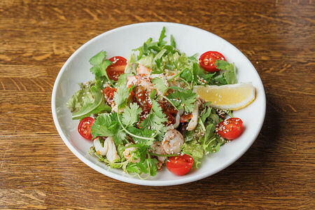 Салат с морепродуктами и сальса из перца