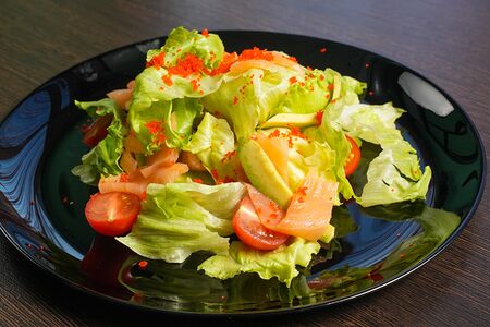 Салат с лососем и авокадо