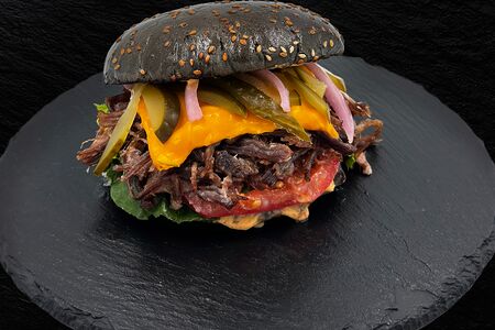 Бургер с рёберным мясом